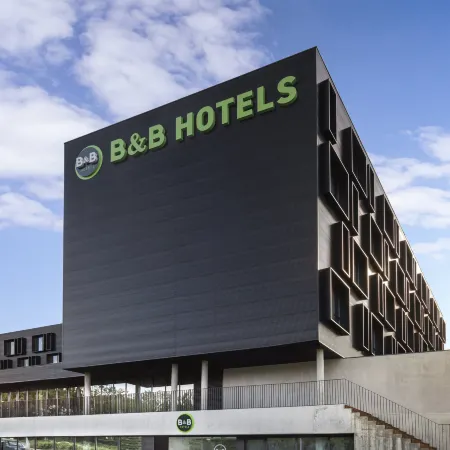 B&B Hotel Guimarães Отели рядом с достопримечательностью «Замок Гимарайнш»