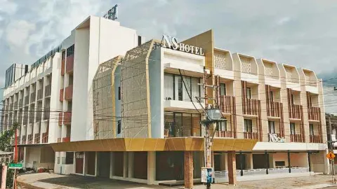NS Hotel by Dominic in 실라캡