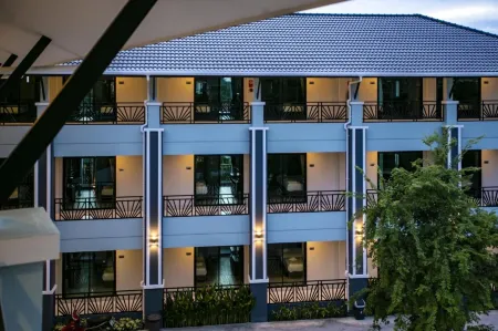 Godmhon Hotel Отели рядом с достопримечательностью «Computer Center Silapakorn University»