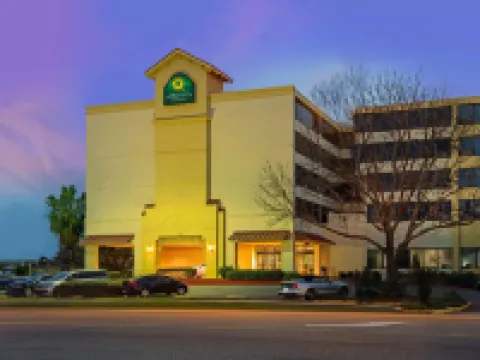 La Quinta Inn & Suites by Wyndham New Orleans Airport Hotels in Kenner