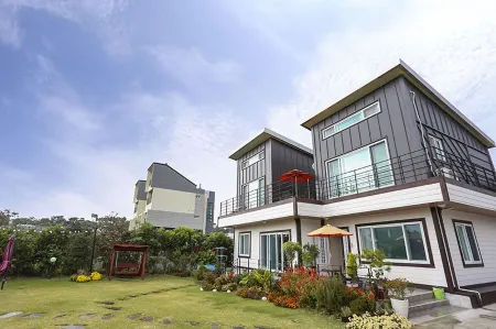 Seogwipo Sangchoone Pension Отели рядом с достопримечательностью «Soesokkak Estuary»