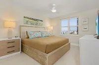 50 Shades of White - Gullwing #805 - 6620 Estero Blvd condo Santini Marina Shopping Plaza附近的飯店