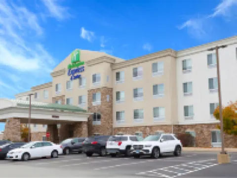 Holiday Inn Express & Suites CHICAGO NORTH-WAUKEGAN-GURNEE by IHG Hotels in Lake County