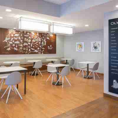 TownePlace Suites by Marriott Olympia Dining/Meeting Rooms