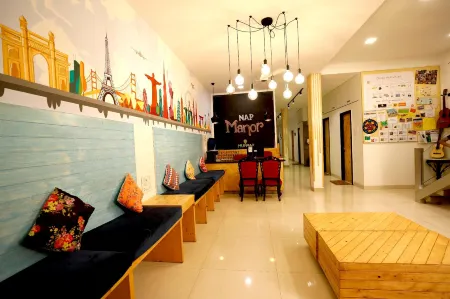 Nap Manor Hostels Отели рядом с достопримечательностью «Maasaheb Meenatai Thackeray Smarak»