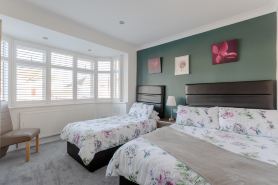 Apple House Wembley - Family Room with Shared Bathroom
