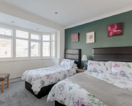 Apple House Wembley - Family Room with Shared Bathroom Hotels in Edgware