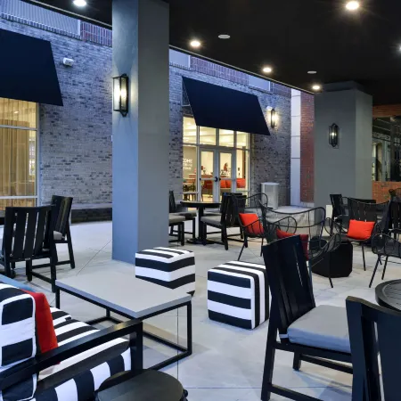 Hampton Inn & Suites Greensboro Downtown Отели рядом с достопримечательностью «Торговый центр Four Seasons»