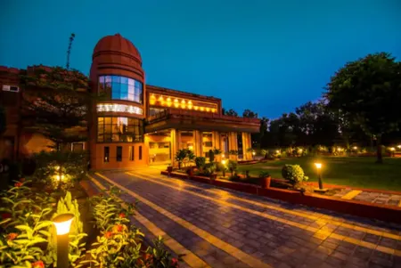 The River Front Resort Отели в г. Читракут