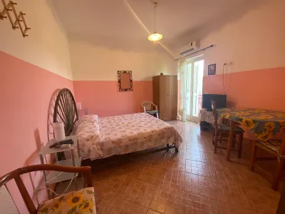 Michelangelo House, Mono
