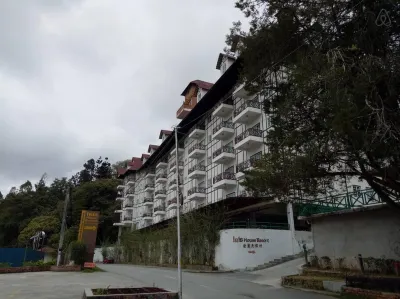 Astana Holiday Apartment (Golf Course View) Hotels near Cameron Centrum