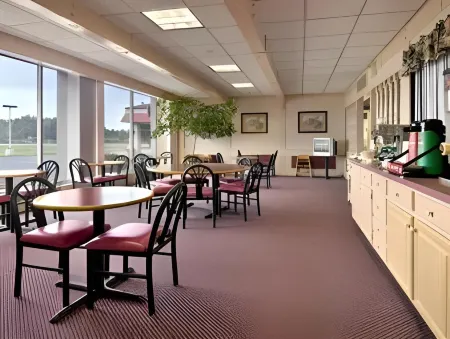 Days Inn by Wyndham Easton Отели рядом с достопримечательностью «Marc Randall»