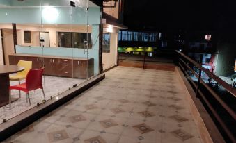 Yellow Leaf - Housity