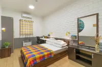 Freelander Work and Travel Hostel Hotels near Gallery M