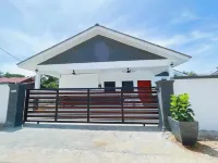 Villa d'Razna - Luxury 5-Bedroom Villa with Private Pool Hotel berhampiran Batu Kuching