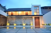 Jaden Hill Mountain City View Villa 8 Bedrooms with a Private Heated Swimming Pool and a Movie Room Hotell i Desa Sindanglaya