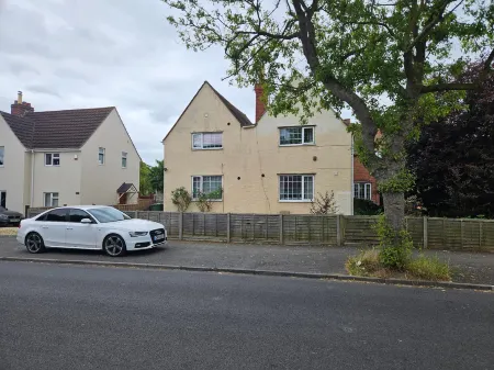 Central Studios 87 Tennyson Road Отели в г. Ли