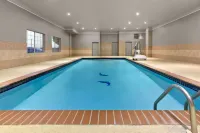 La Quinta Inn & Suites by Wyndham Deer Park - Pools