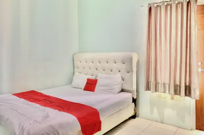 RedDoorz near RS Lira Medika Karawang Hotel di Karawang Timur