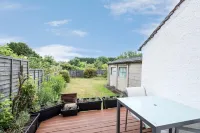 Cheerfull 3-Bedroom Home with Parking & Garden Hotels in 