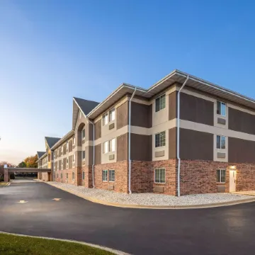 Days Inn & Suites by Wyndham Green Bay WI.