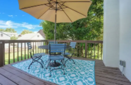 Huckleberry House - 2 Bedroom Apartment Fenced Backyard