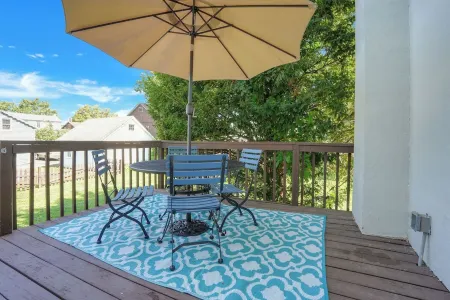 Huckleberry House - 2 Bedroom Apartment Fenced Backyard