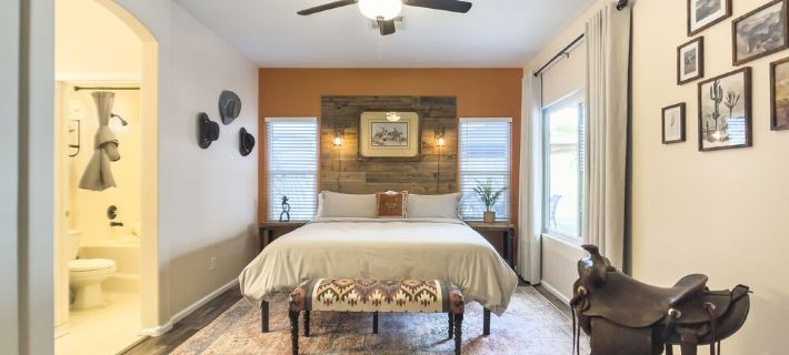 Saddle In & Kick Back: Old West Charmer w/King Bed and Putting Green Hotels in Goodyear