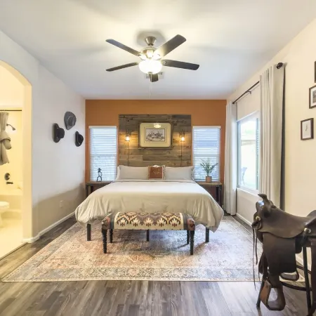 Saddle In & Kick Back: Old West Charmer w/King Bed and Putting Green