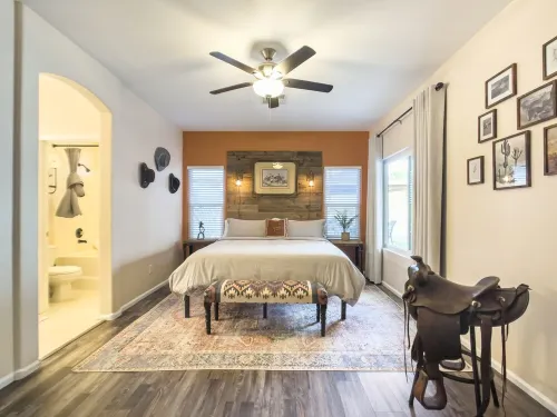 Saddle In & Kick Back: Old West Charmer w/King Bed and Putting Green