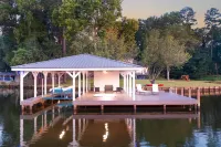Luxurious large 3bd/2ba Home with Dock with beautiful sunset views