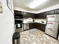 Luxury 2 BR Apt w/ King Bed فنادق في Davison County