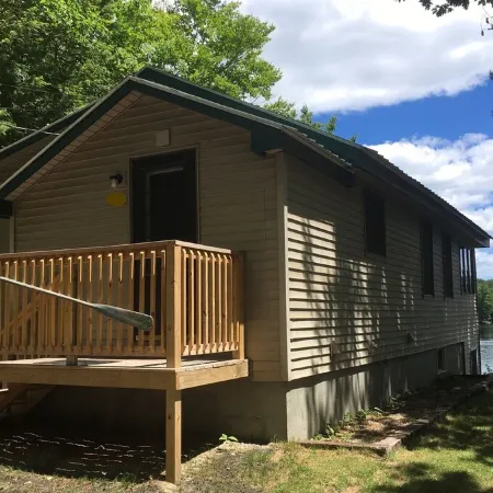 Waterfront home on Forest Lake in Gray, Maine. Perfect for 1 or 2 couples. Отели в г. Грей