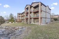 Cute Poolside Branson Condo! Minutes to Silver Dollar City - Golf Course Views