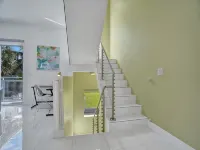 BEACH ACCESS MODERN TOWNHOUSE! Pool, Spa and Gym!