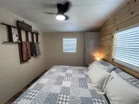 Tranquil Cabin on Lake, 1 hour east of Nashville. Nearby Waterfalls.