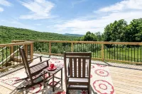 Sleeps 12: Apt & 3 rooms with common area and deck