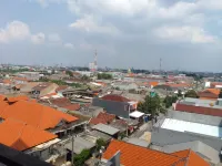 The Square Surabaya - Apartemen Service - King Bed Suite for 2 - Netflix & WiFi - Near Kampus Petra Hotels in Wonocolo