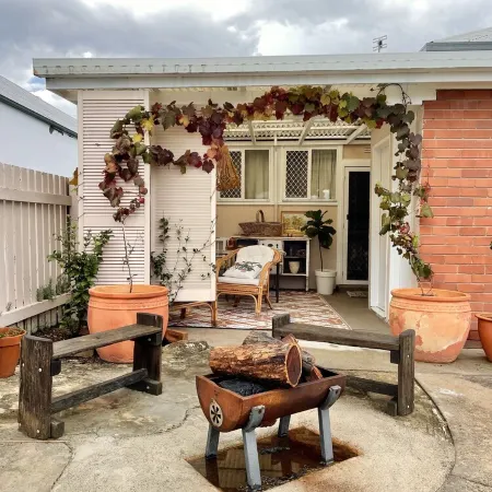 The Gypsy Saddler across from Tenterfield Saddler