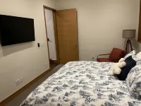 Ski in Ski out chalet with hot tub - Walk to the Village