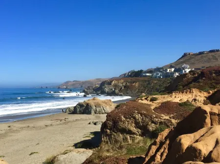 Charming modern bungalow w/ hot tub steps away from the beach Отели в г. Диллон Бич