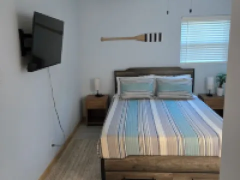 Clean & Cozy Cottage - Lake Views + Private Hot Tub 杰尼瓦酒店