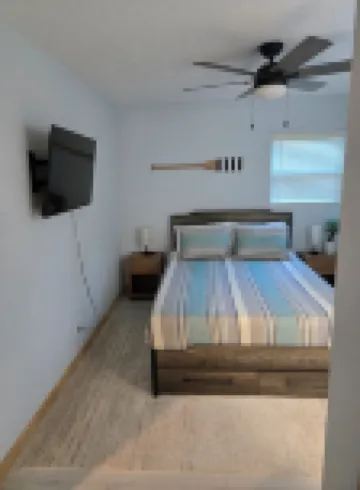 Clean & Cozy Cottage - Lake Views + Private Hot Tub