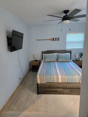Clean & Cozy Cottage - Lake Views + Private Hot Tub