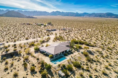 Quail Crossing-Modern Poolside Retreat w/Hot Tub. Close to remote JTree entrance Отели в г. Туэнтинайн-Палмс