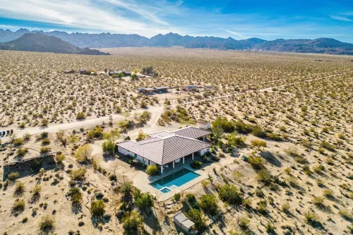 Quail Crossing-Modern Poolside Retreat w/Hot Tub. Close to remote JTree entrance Hotel a Twentynine Palms