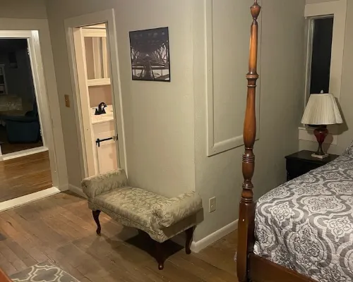 Rustic Cabin minutes from New River Gorge National Park and downtown Oak Hill. Hotels in Plateau