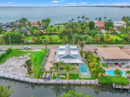 Luxurious 3-bedroom home with Pool and Dock in Key Colony Beach