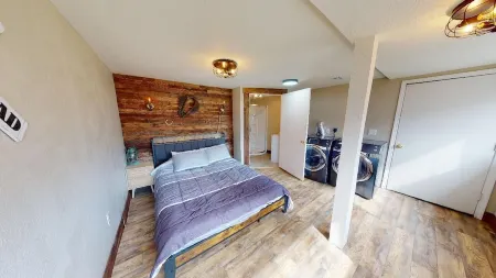 The Hobo Hideaway B: Pet Friendly & Just Off the Neosho Square!