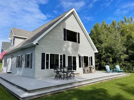 Beautiful Lake Champlain Getaway Sleeps 10 Отели в г. Чази